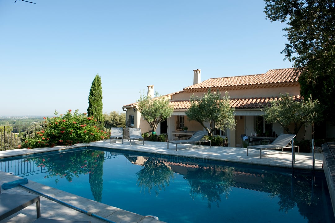 Maison de vacances, avec climatisation et piscine chauffée à Lagnes.