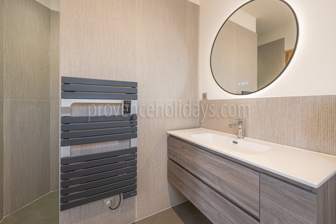 20 - Mas Lucie: Villa: Bathroom