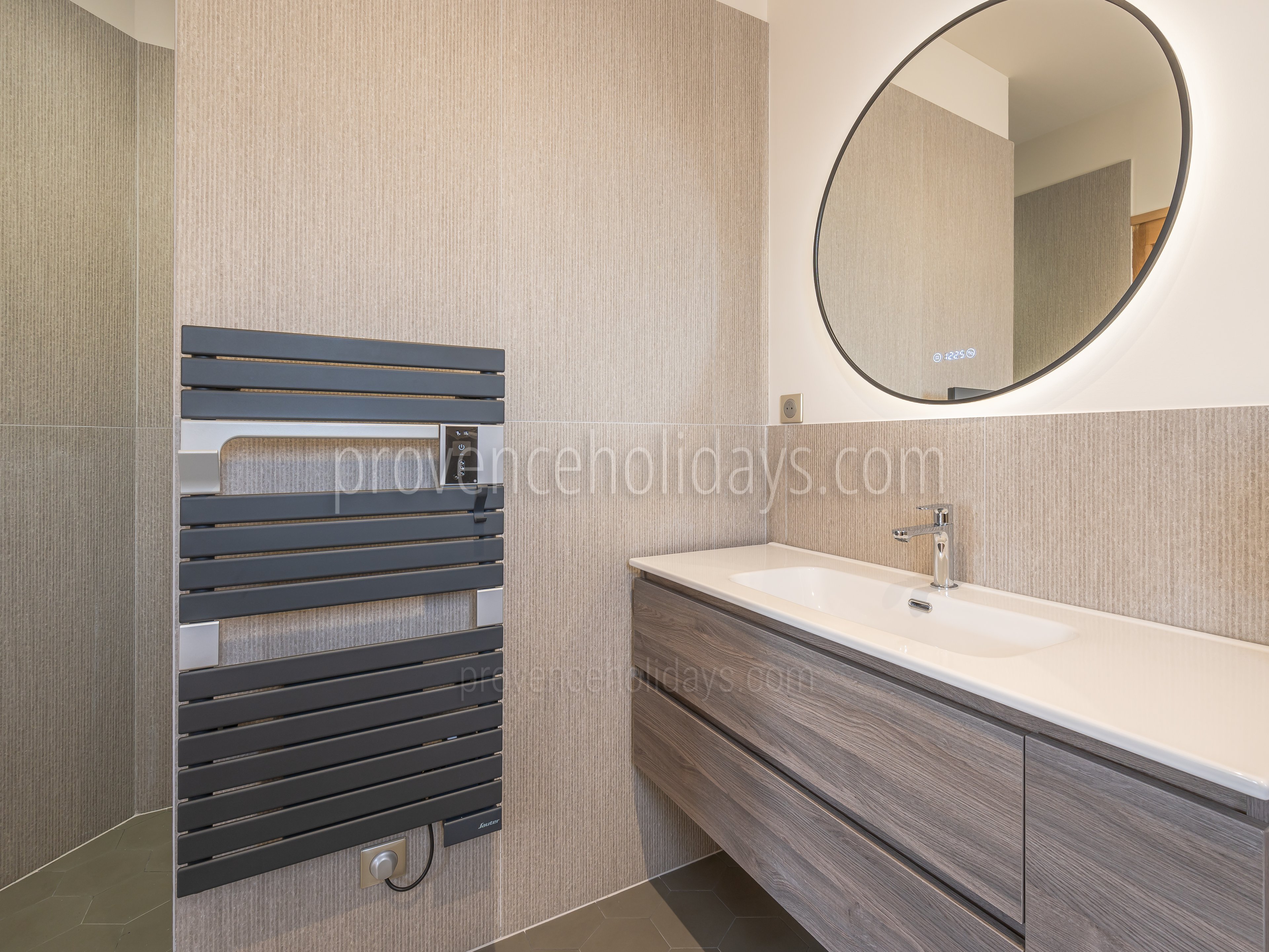 20 - Mas Lucie: Villa: Bathroom