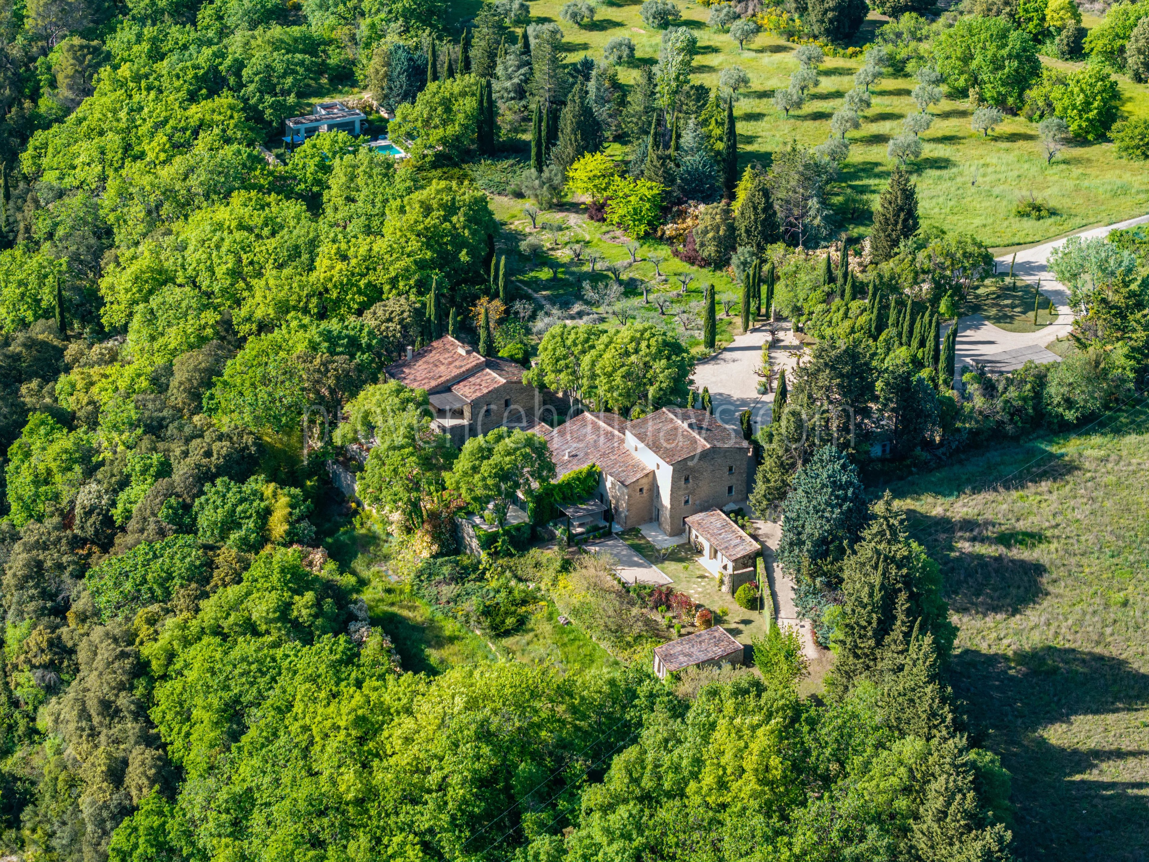 28 - Stone Property in Ménerbes: Villa: Exterior
