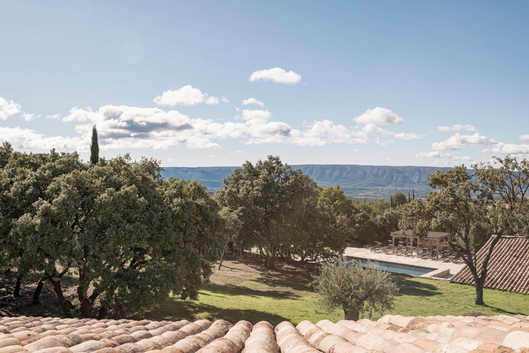 Luxurious Provençal Estate with Scenic Views in Gordes