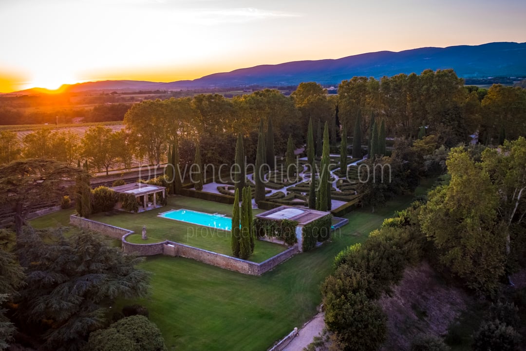 46 - Château de Luberon: Villa: Exterior