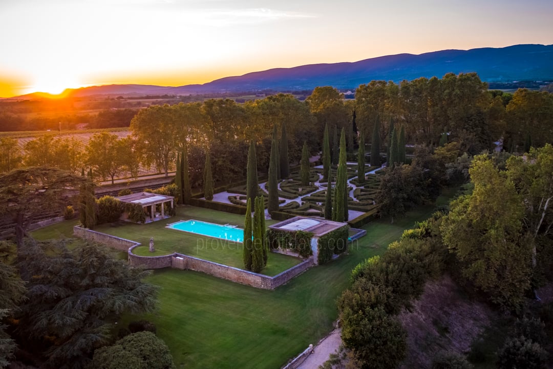 45 - Château de Luberon: Villa: Exterior