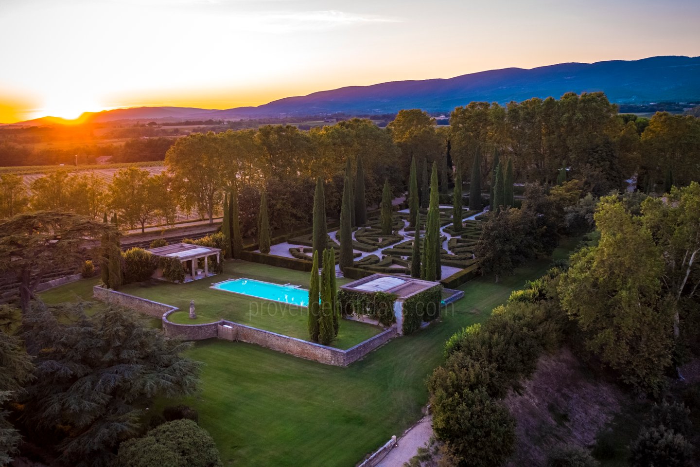 45 - Château de Luberon: Villa: Exterior