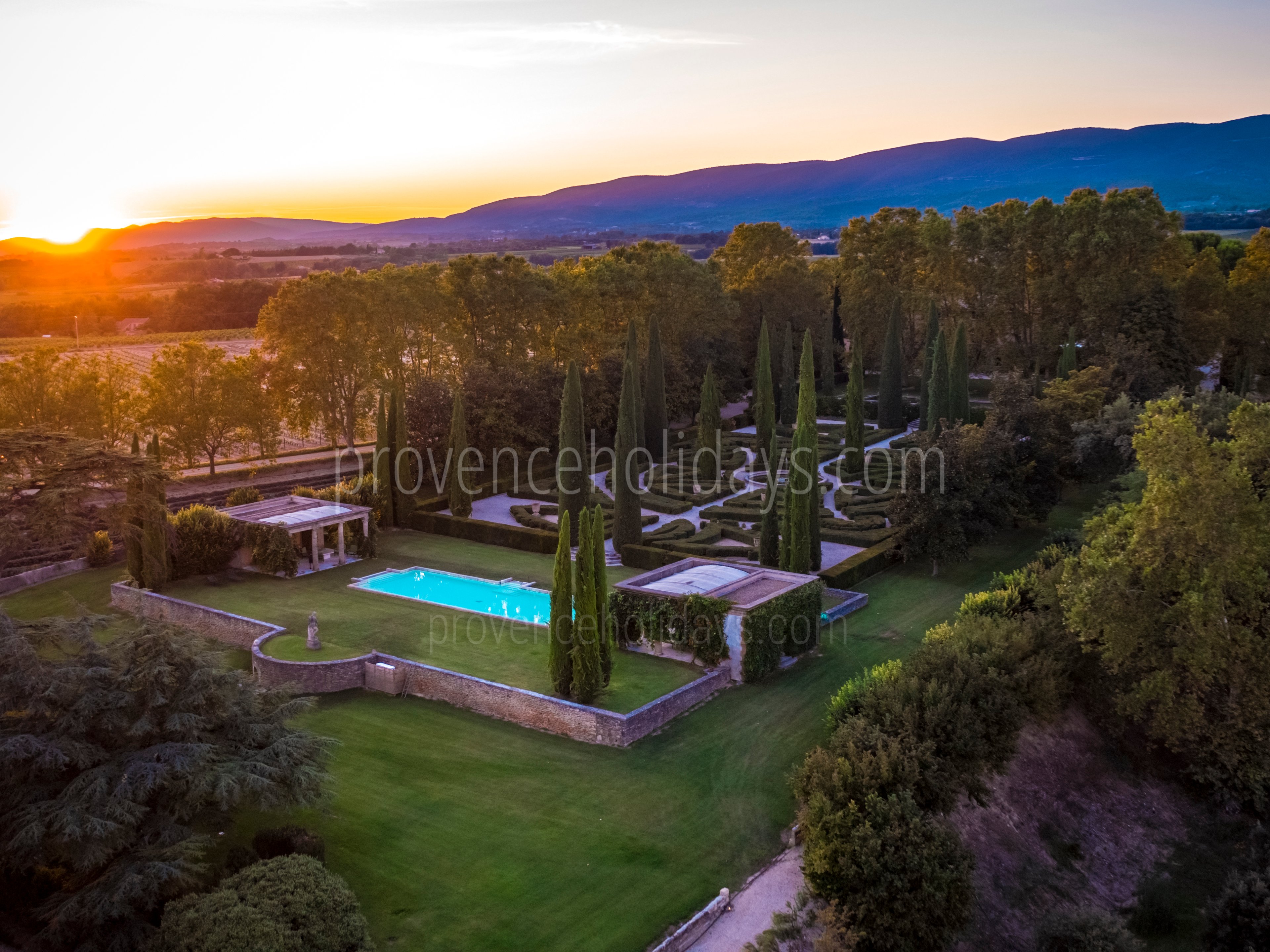 46 - Château de Luberon: Villa: Exterior
