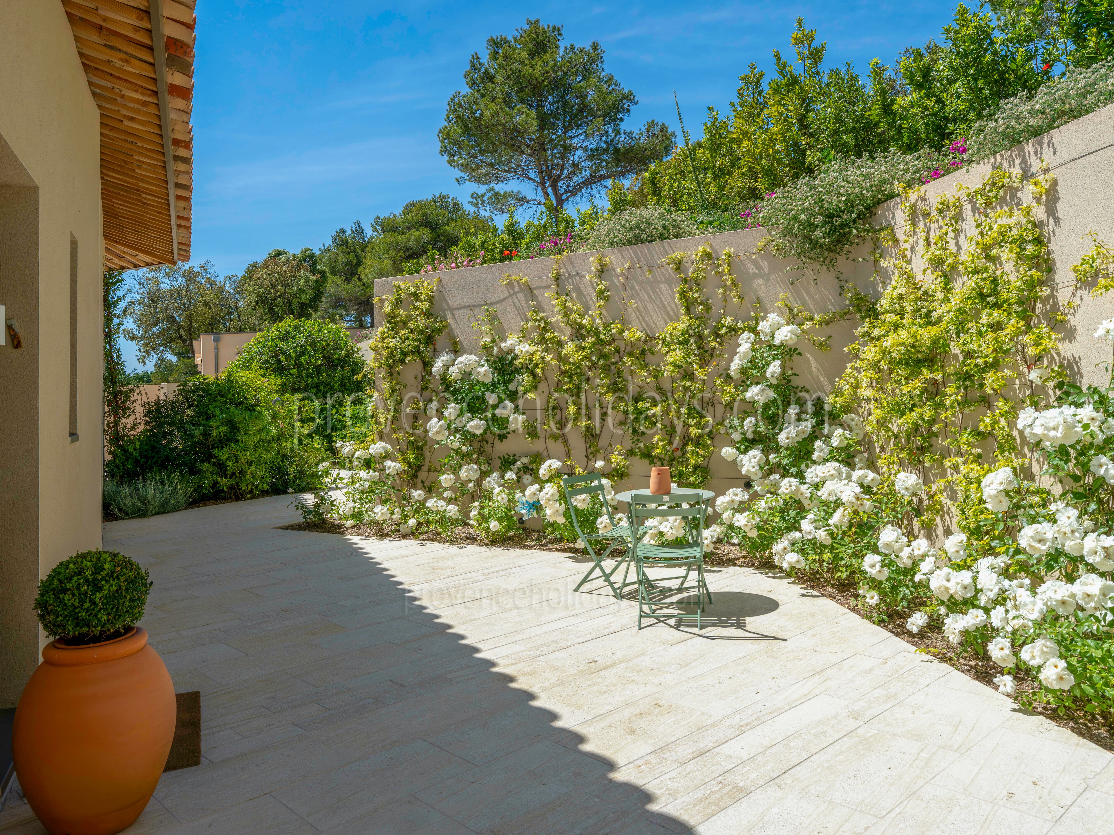 32 - Eden-en-Provence: Villa: Exterior