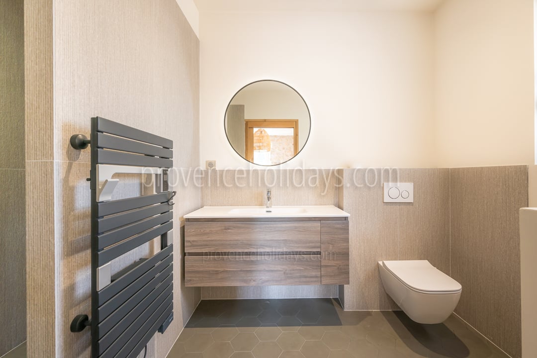 19 - Mas Lucie: Villa: Bathroom