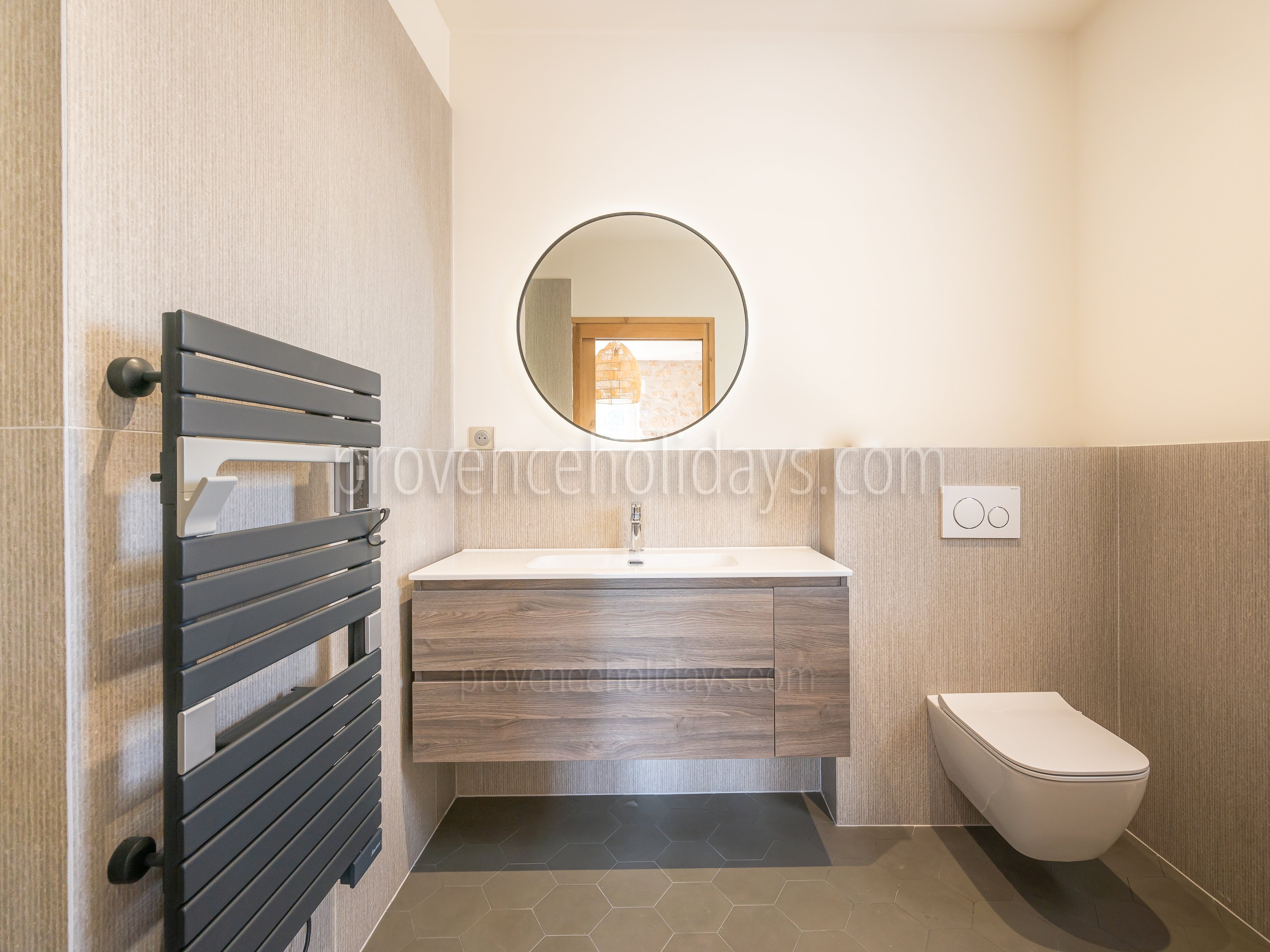 19 - Mas Lucie: Villa: Bathroom