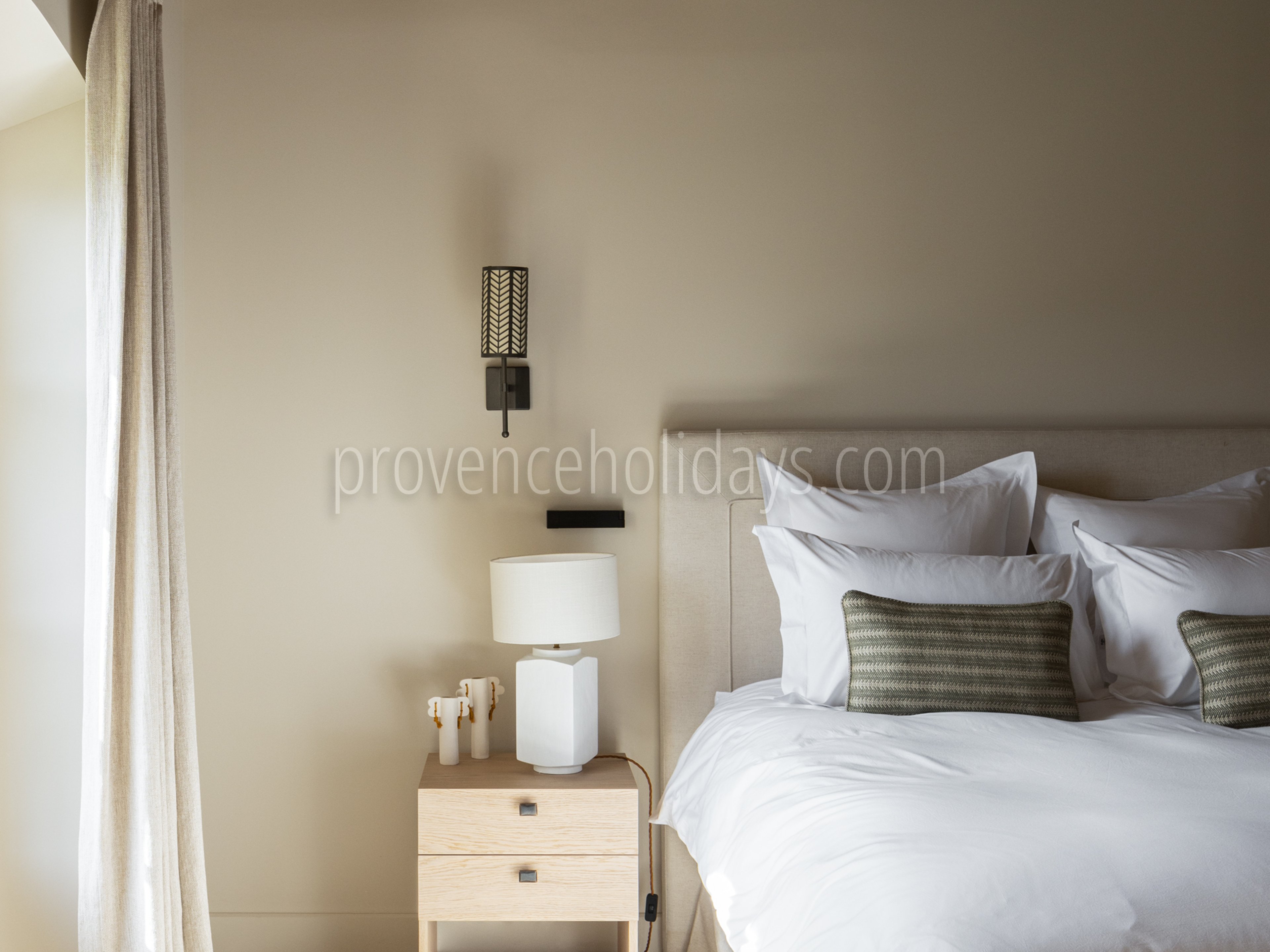 42 - Mas Chabaud: Villa: Bedroom