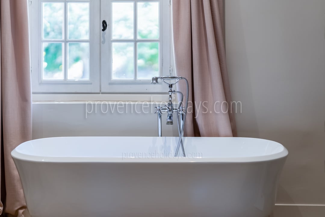 28 - Le Mas des Figues: Villa: Bathroom