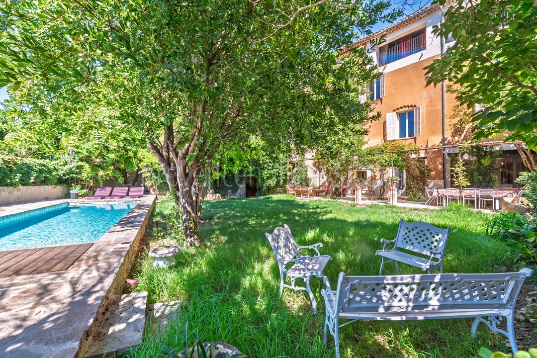 A historic hotel with a pool in the heart of the Var
