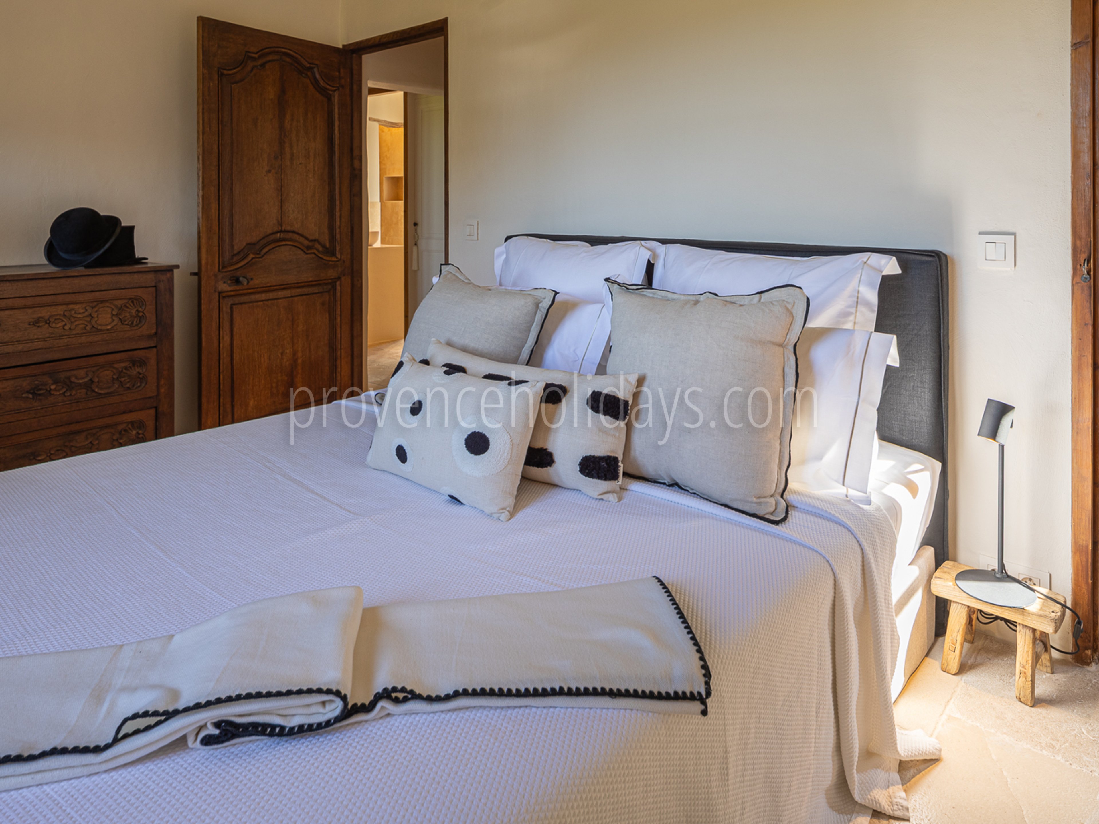28 - Le Mazet des Collines: Villa: Bedroom