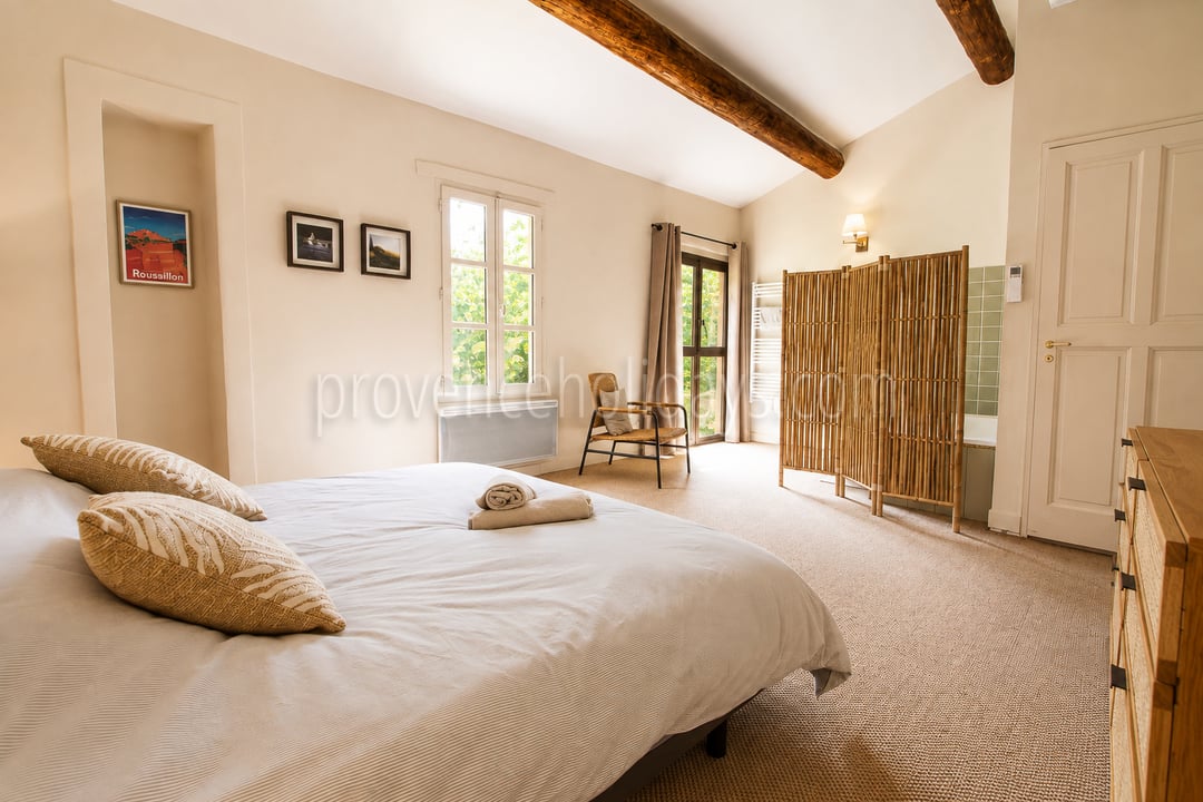 40 - Bauernhaus mit Blick auf den Luberon: Villa: Bedroom