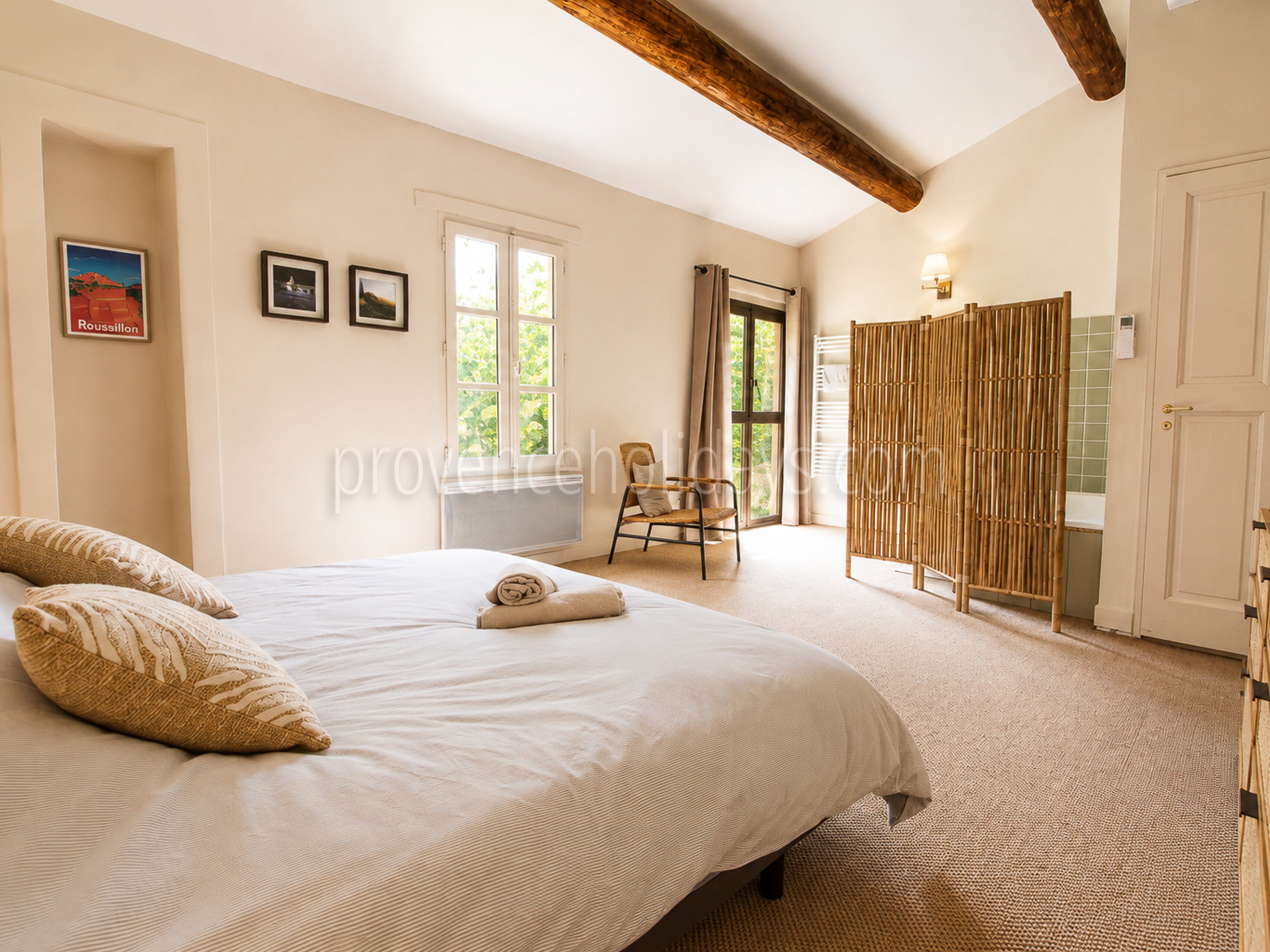40 - Bauernhaus mit Blick auf den Luberon: Villa: Bedroom
