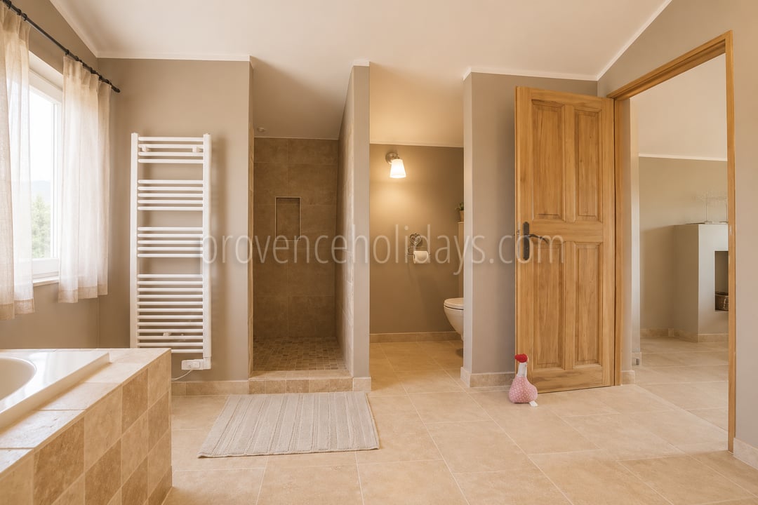 15 - Villa met verwarmd zwembad en uitzicht op de Luberon: Villa: Bathroom