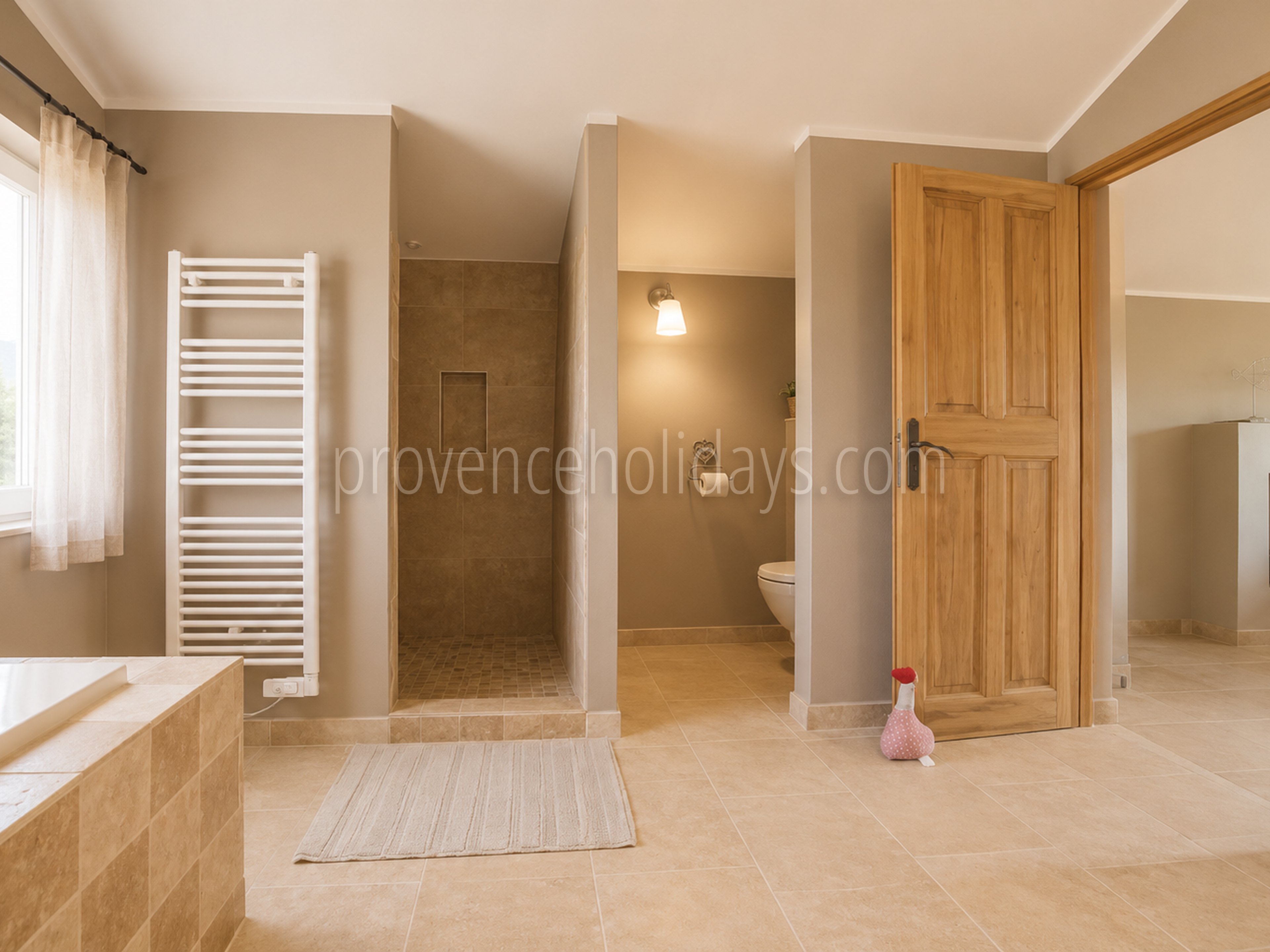15 - Villa met verwarmd zwembad en uitzicht op de Luberon: Villa: Bathroom
