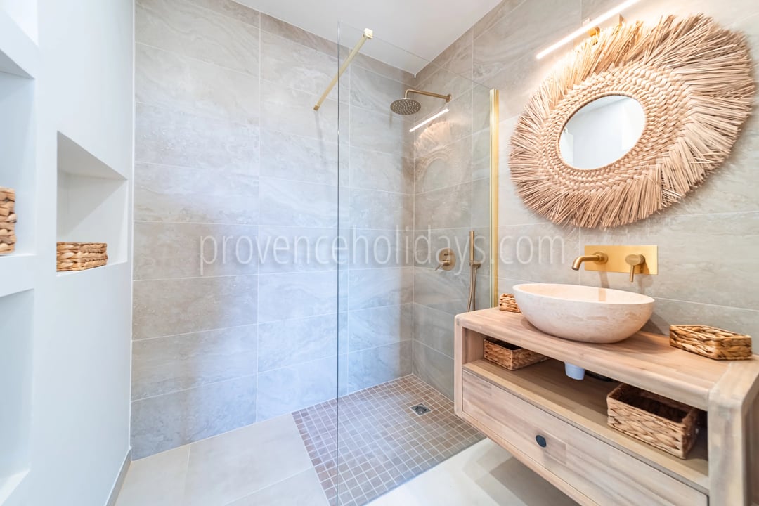 12 - Provençal villa in Gordes: Villa: Bathroom