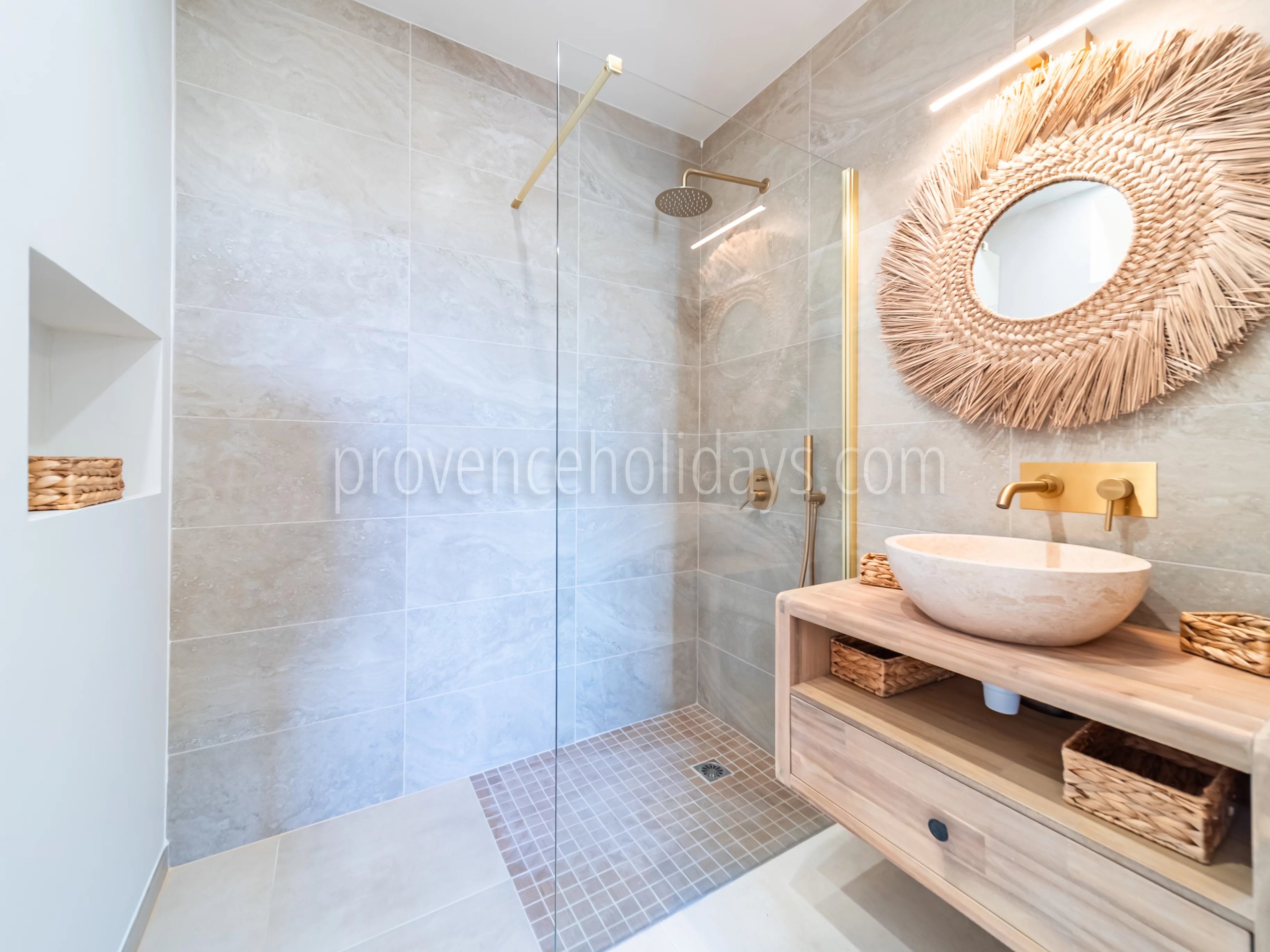 12 - Provençal villa in Gordes: Villa: Bathroom