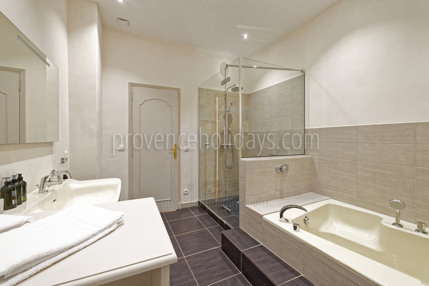 18 - Villa Garrigue: Villa: Bathroom
