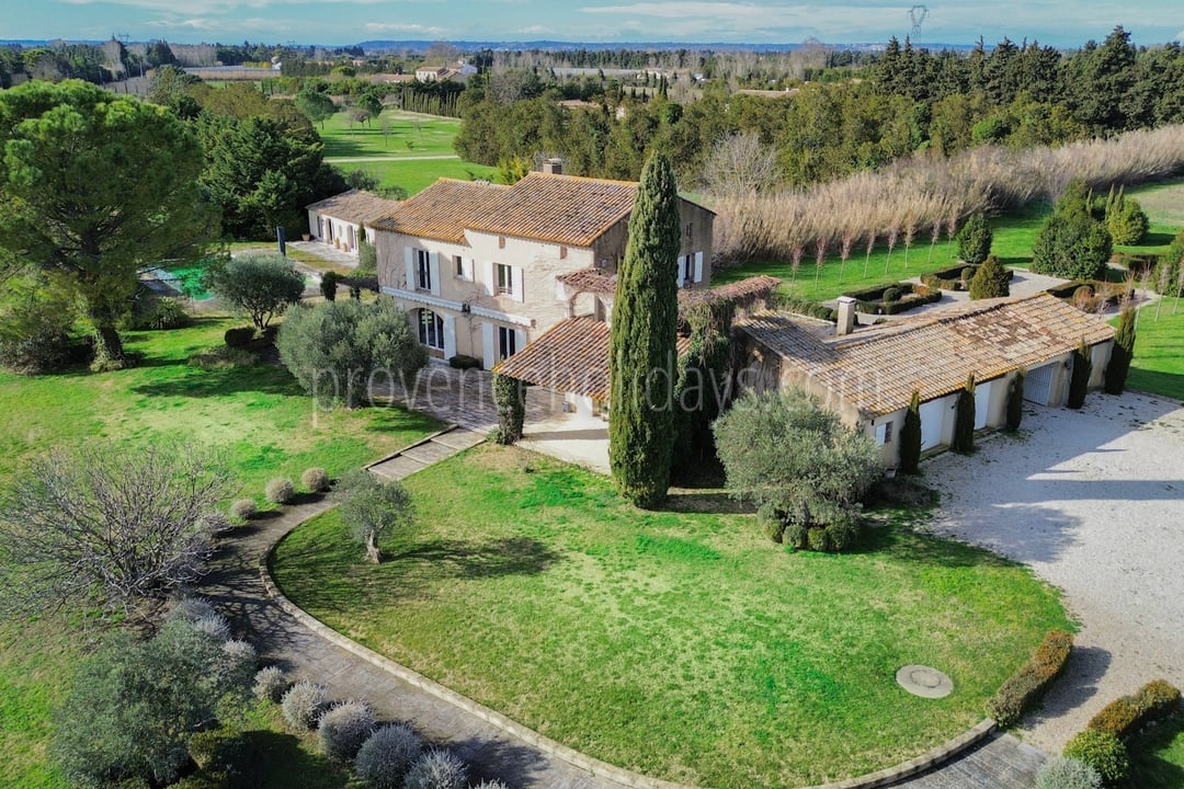 Mas with tennis court and swimming pool near Isle-sur-la-Sorgue