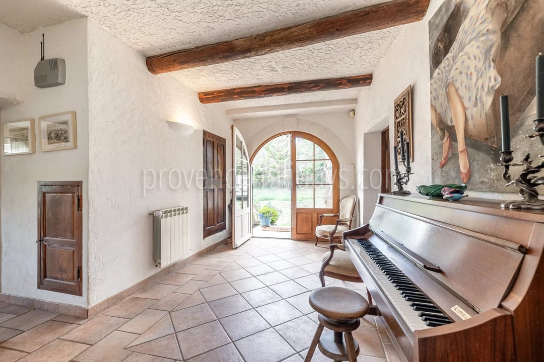 18 - Stone farmhouse in Saint-Saturnin-lès-Apt: Villa: Interior
