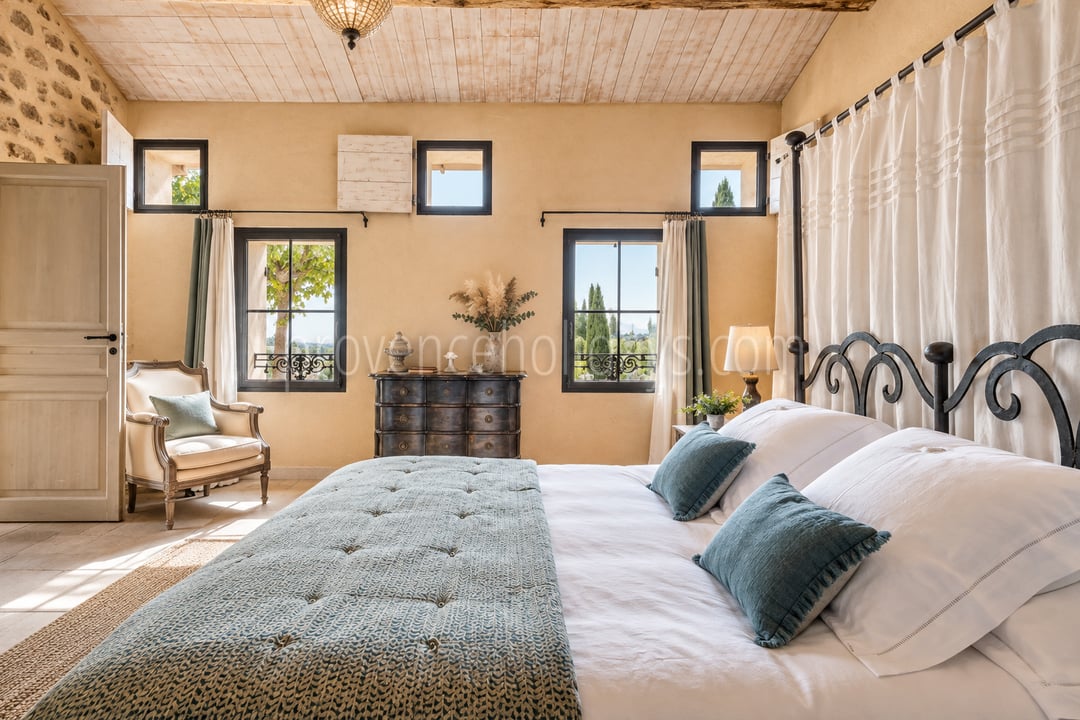 31 - Mas de Beaumes: Villa: Bedroom