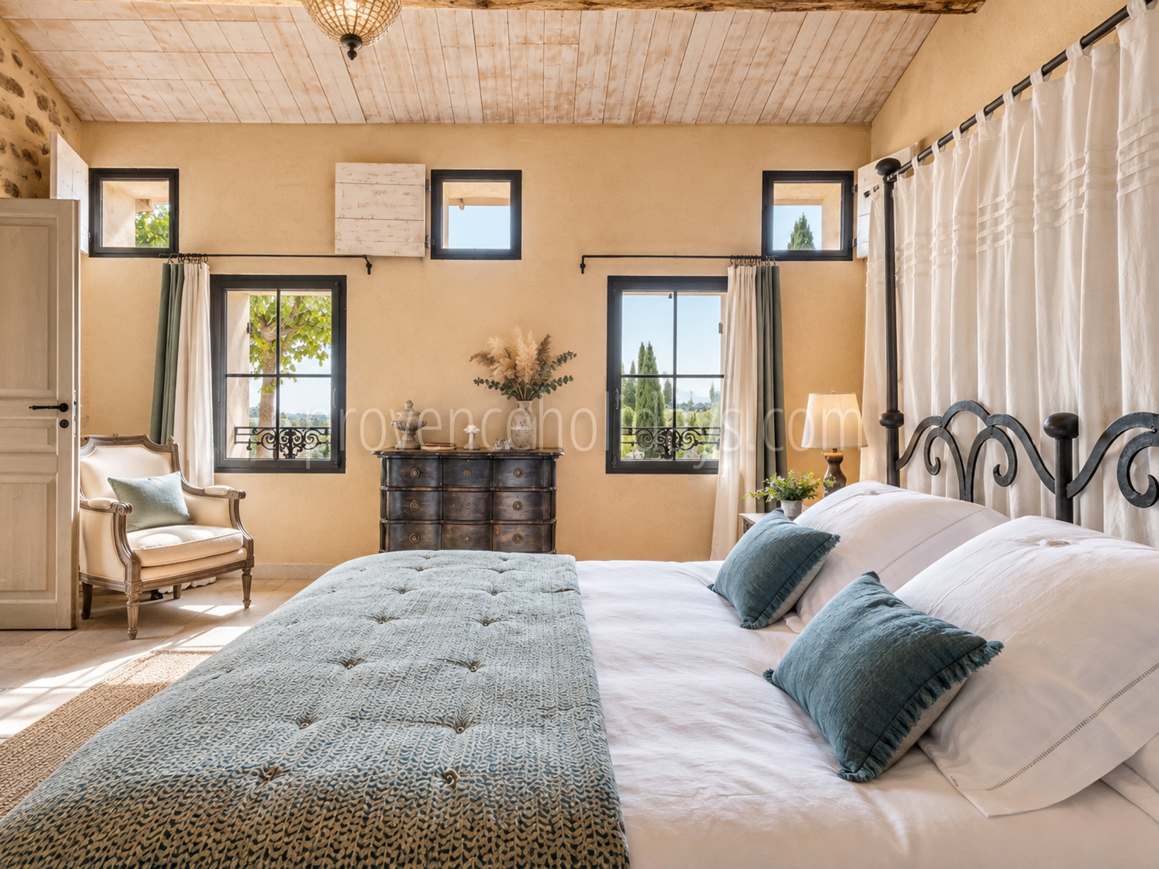 31 - Mas de Beaumes: Villa: Bedroom