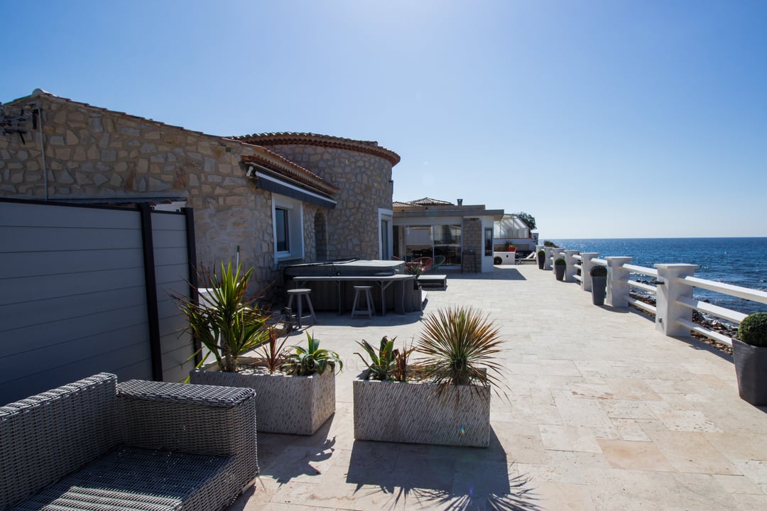 Villa au style raffiné avec climatisation à côté de la plage