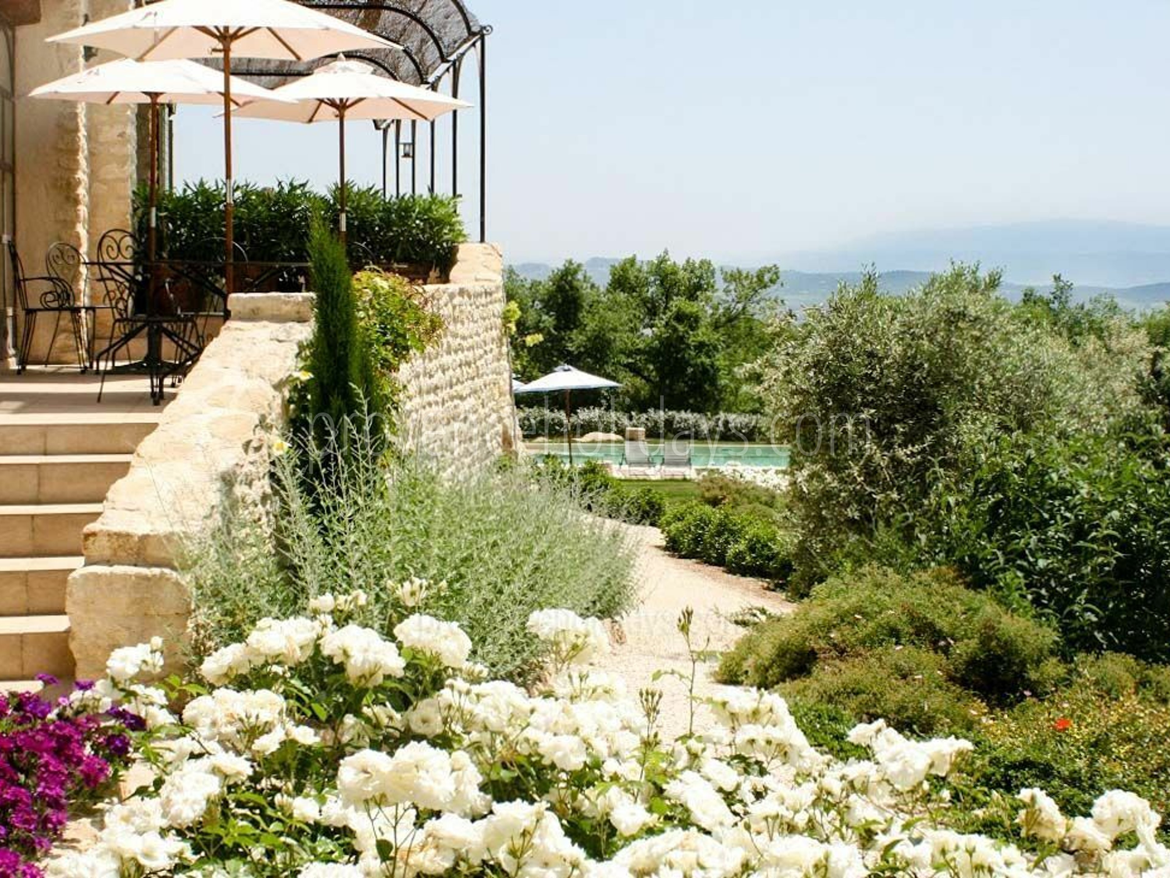 16 - Le Mas de Gordes: Villa: Exterior