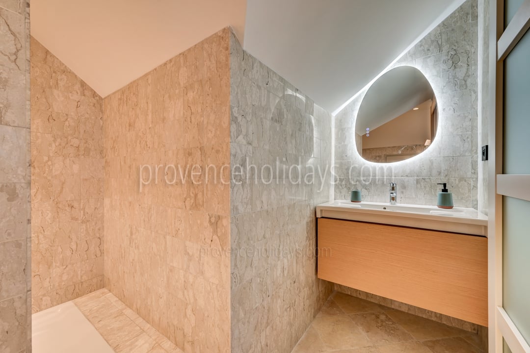 20 - Villa Castel: Villa: Bathroom