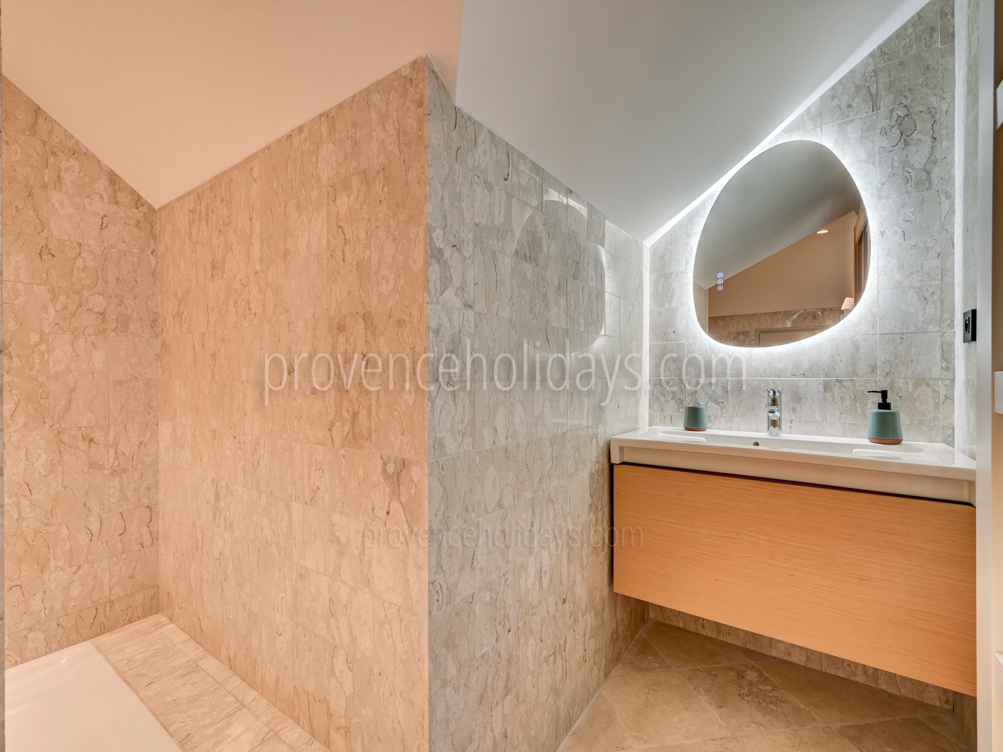 20 - Villa Castel: Villa: Bathroom