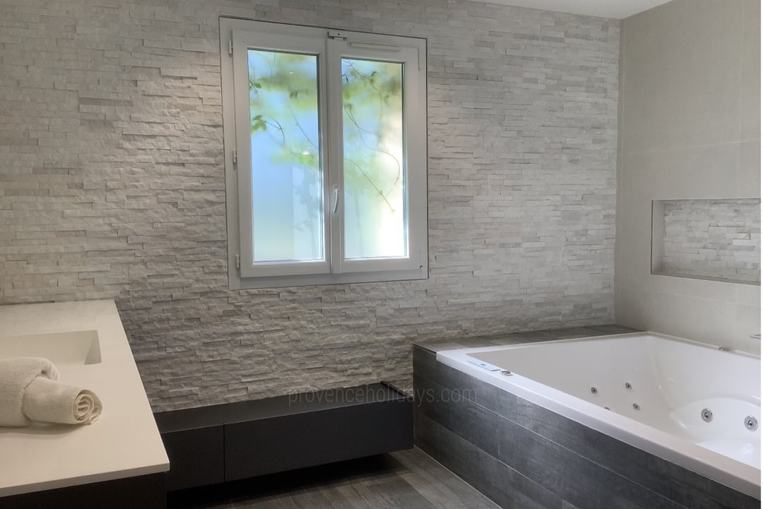 5 - Mas Orgon: Villa: Bathroom