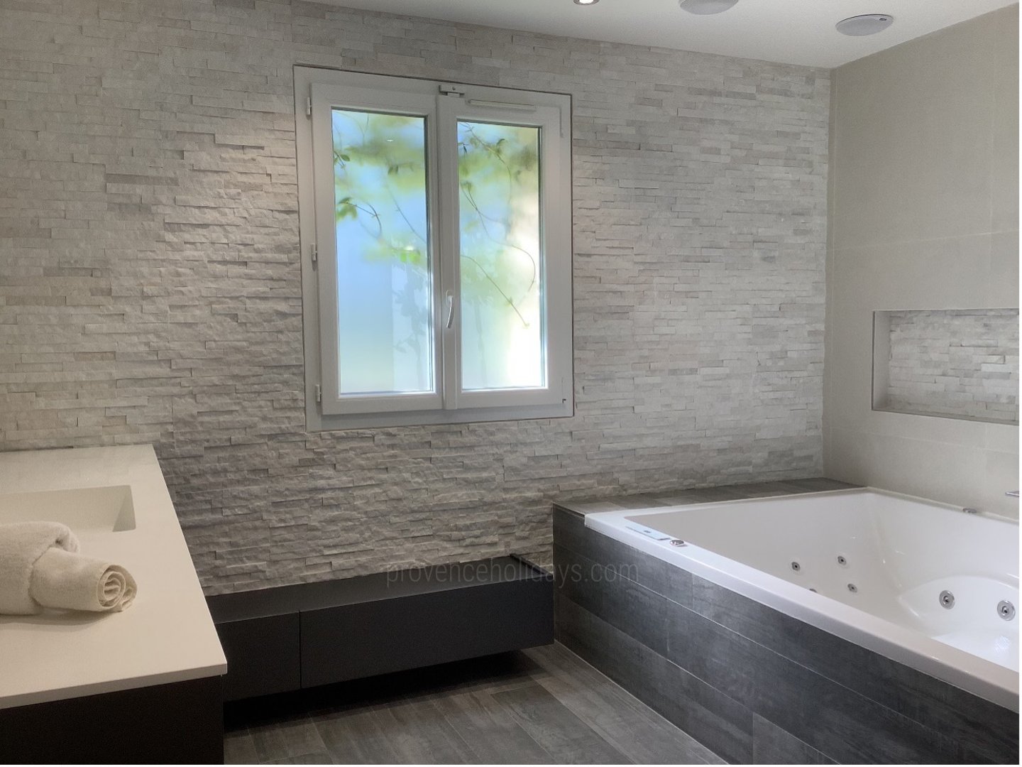 5 - Mas Orgon: Villa: Bathroom
