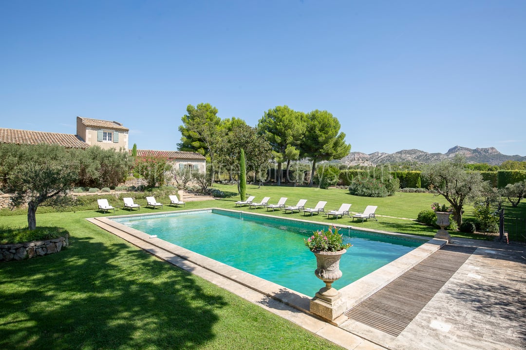 Provençal farmhouse with a pool in the heart of the Alpilles