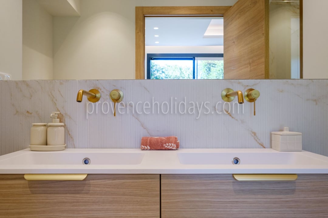 17 - Villa Riviera: Villa: Bathroom