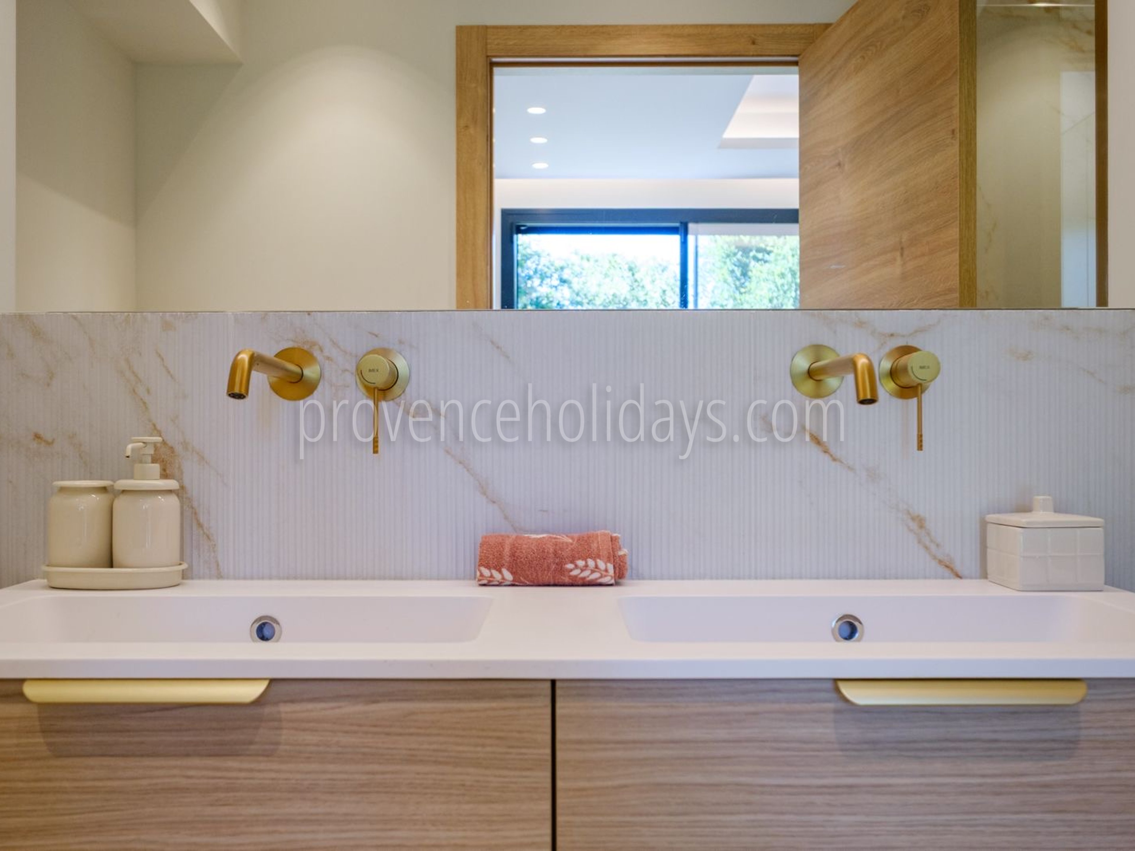 17 - Villa Riviera: Villa: Bathroom