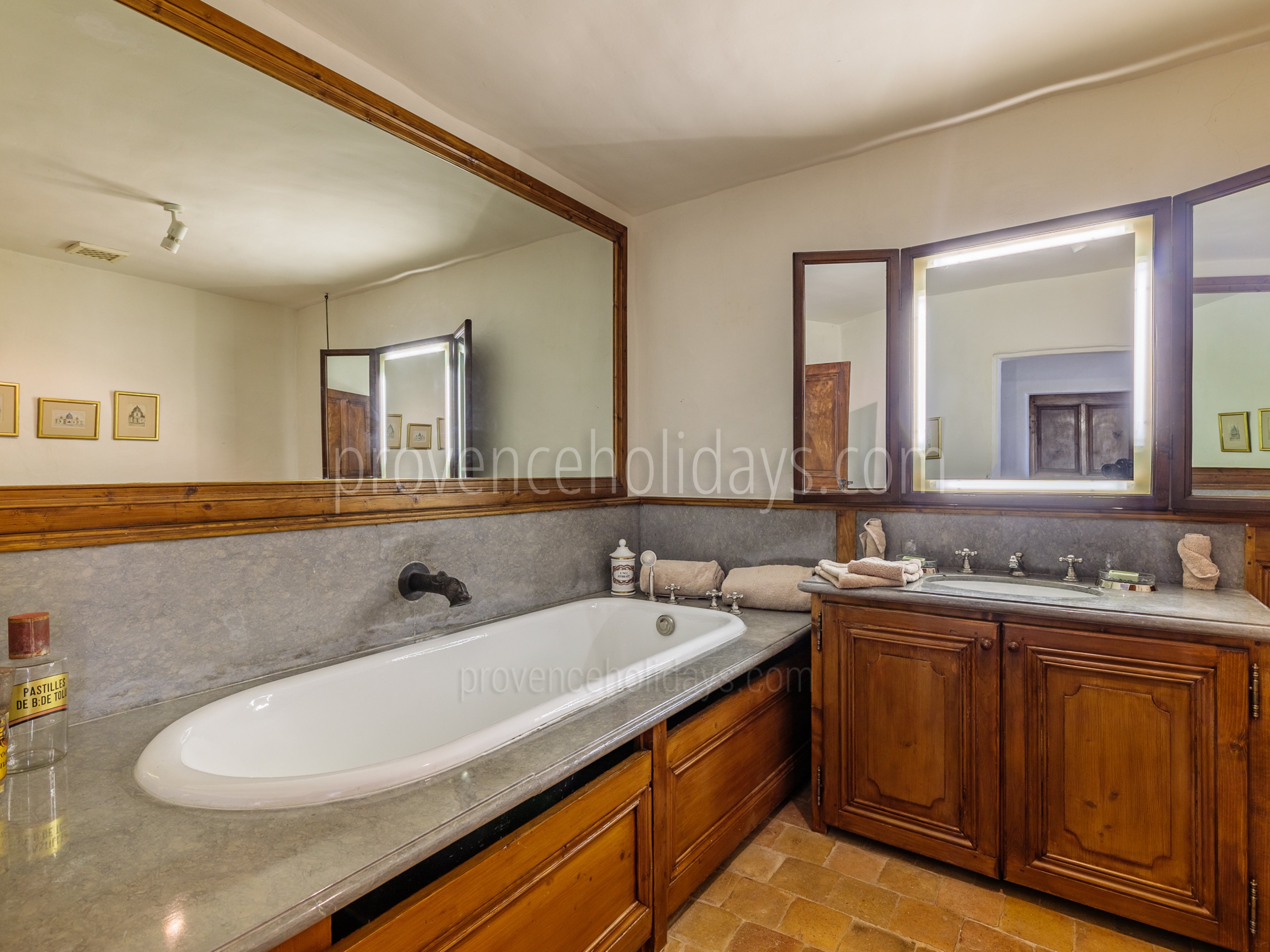68 - Domaine de Luberon: Villa: Bathroom