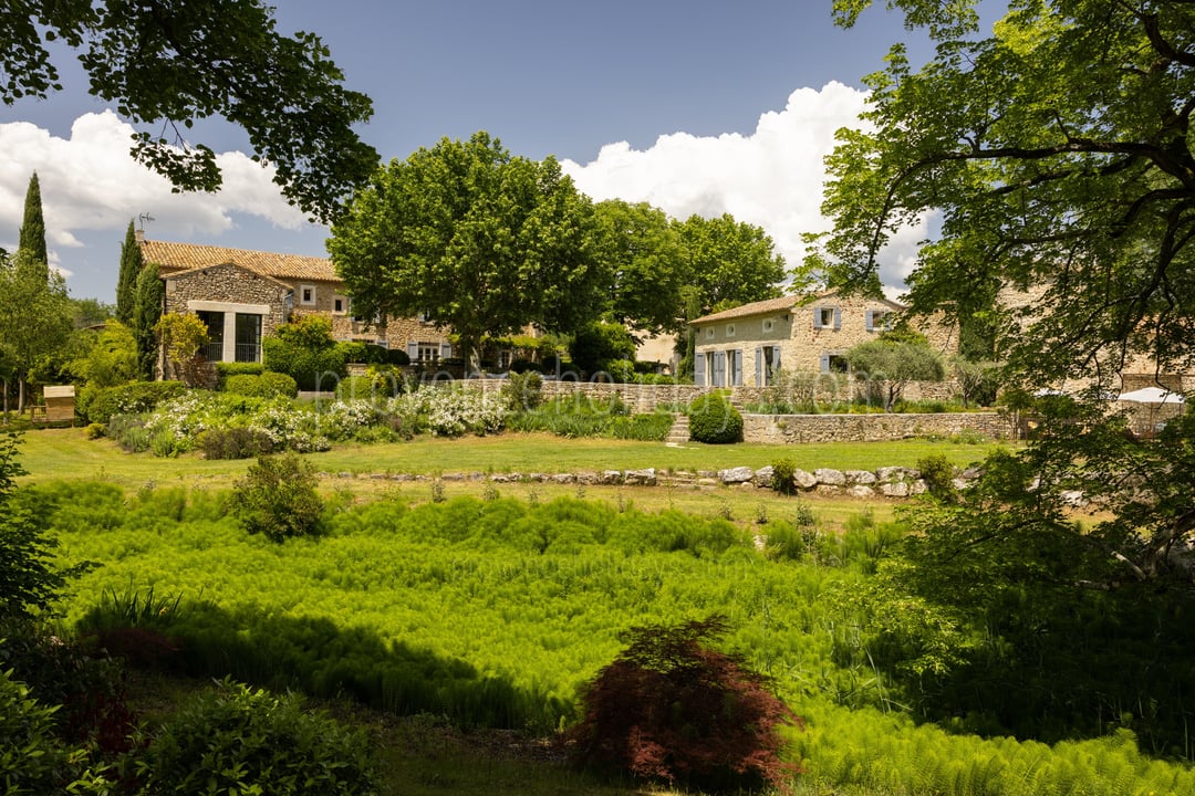 Mas en pierre avec piscine chauffée et spa à Goult