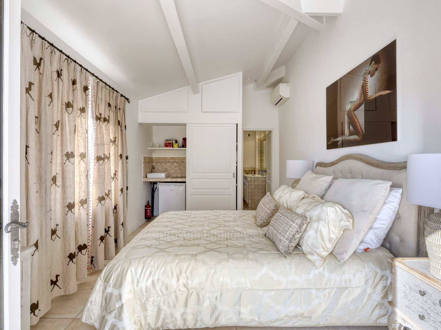 7 - Manoir de Seraphine: Villa: Bedroom