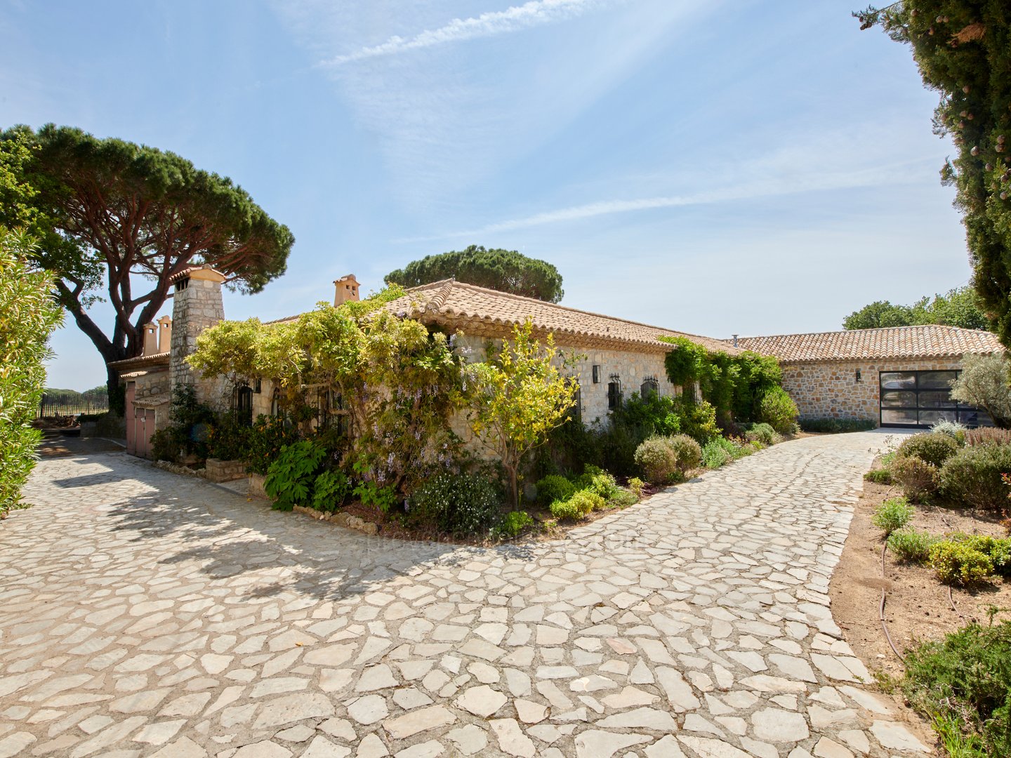 19 - Coteaux Serene: Villa: Exterior