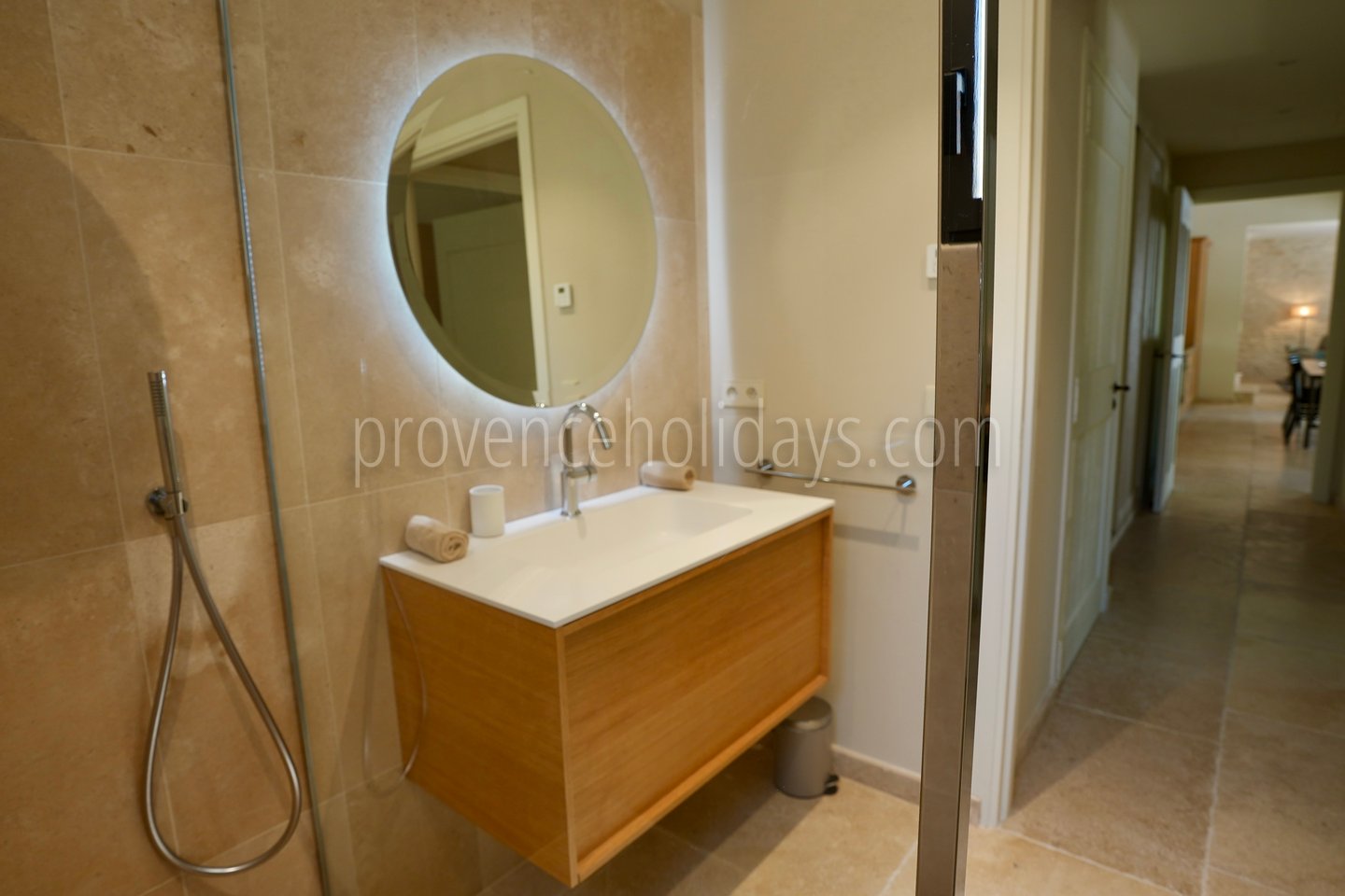 47 - La Saint-Rémoise: Villa: Bathroom