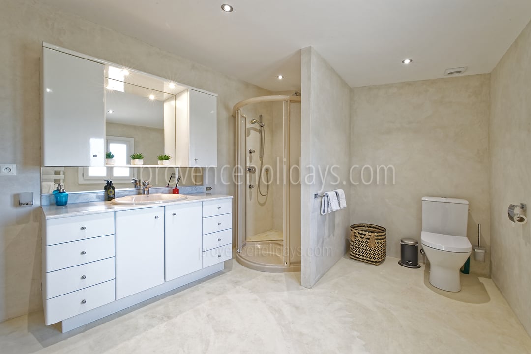 49 - Villa Garrigue: Villa: Bathroom