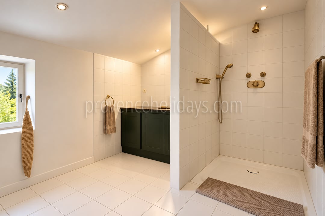 32 - Authentic farmhouse in Saint-Rémy-de-Provence: Villa: Bathroom
