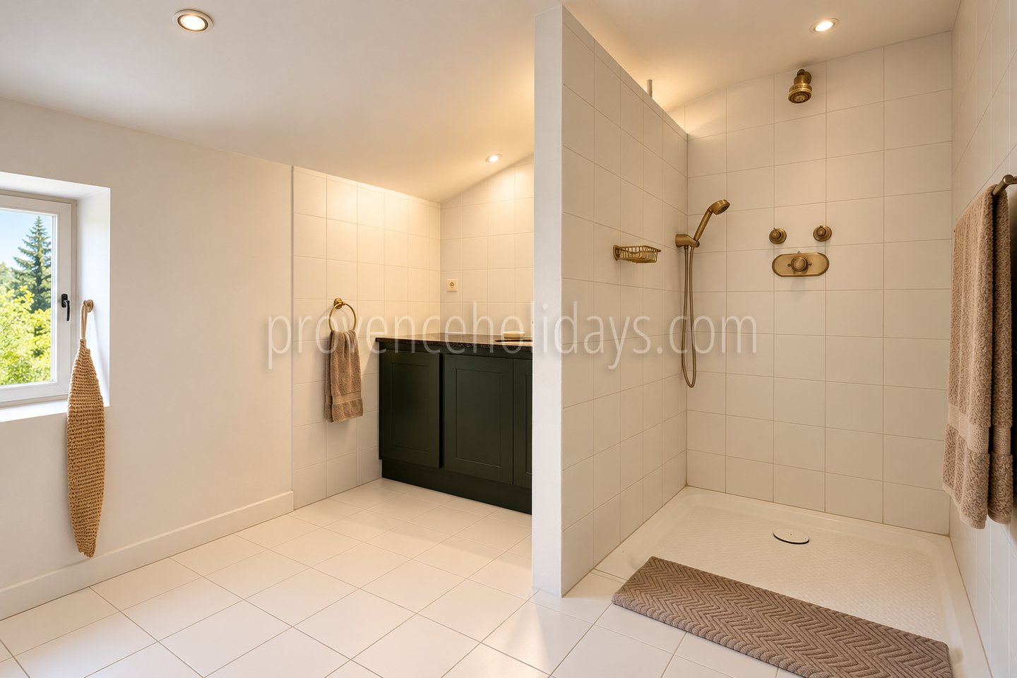32 - Authentic farmhouse in Saint-Rémy-de-Provence: Villa: Bathroom