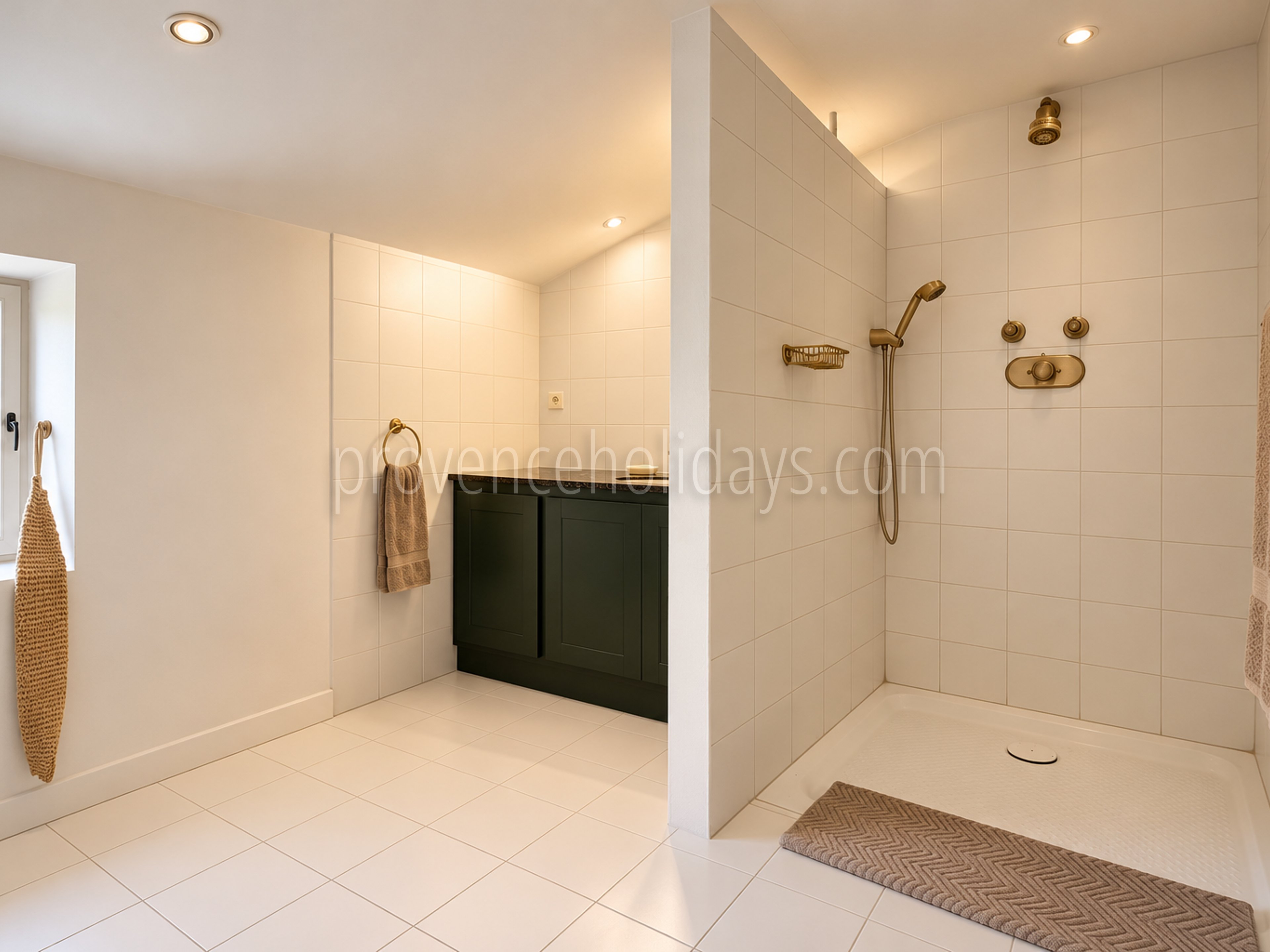 32 - Authentic farmhouse in Saint-Rémy-de-Provence: Villa: Bathroom