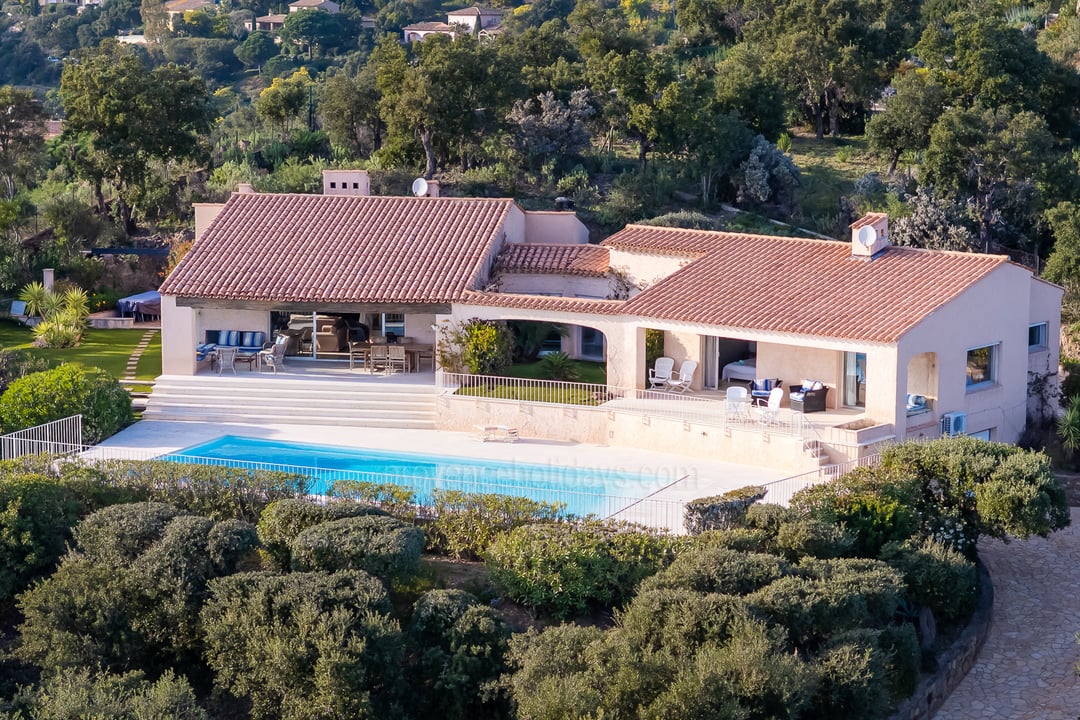 Contemporary villa with sea view for sale in La Nartelle