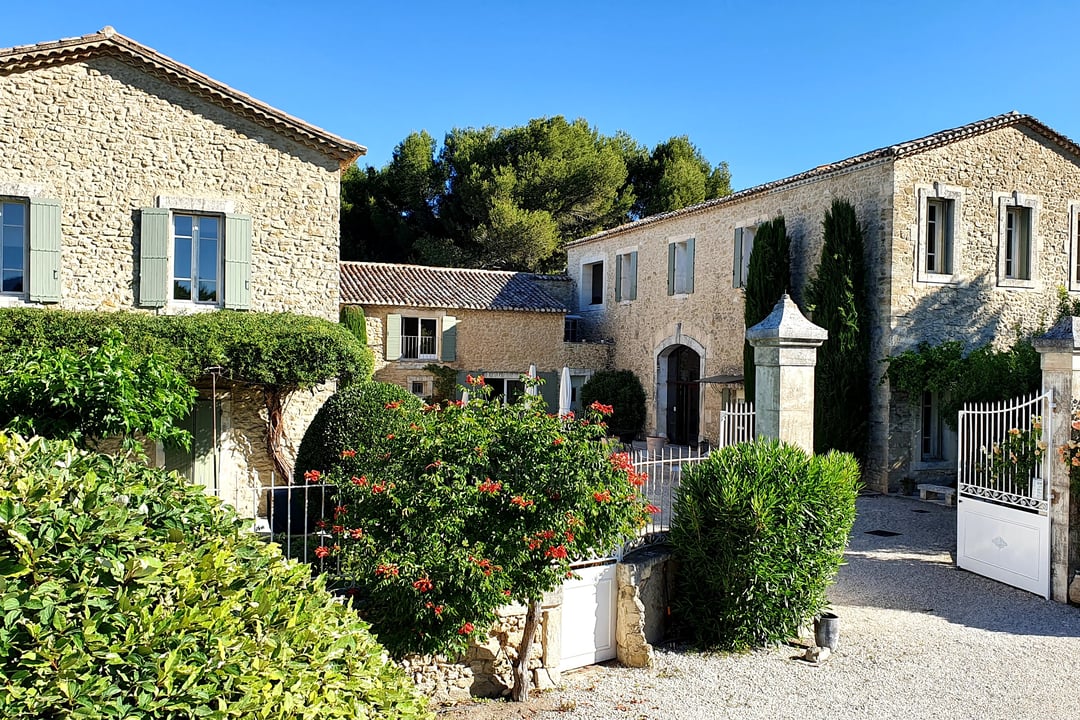 Exceptional property with swimming-pool, spa, fitness room near Isle-sur-la-Sorgue