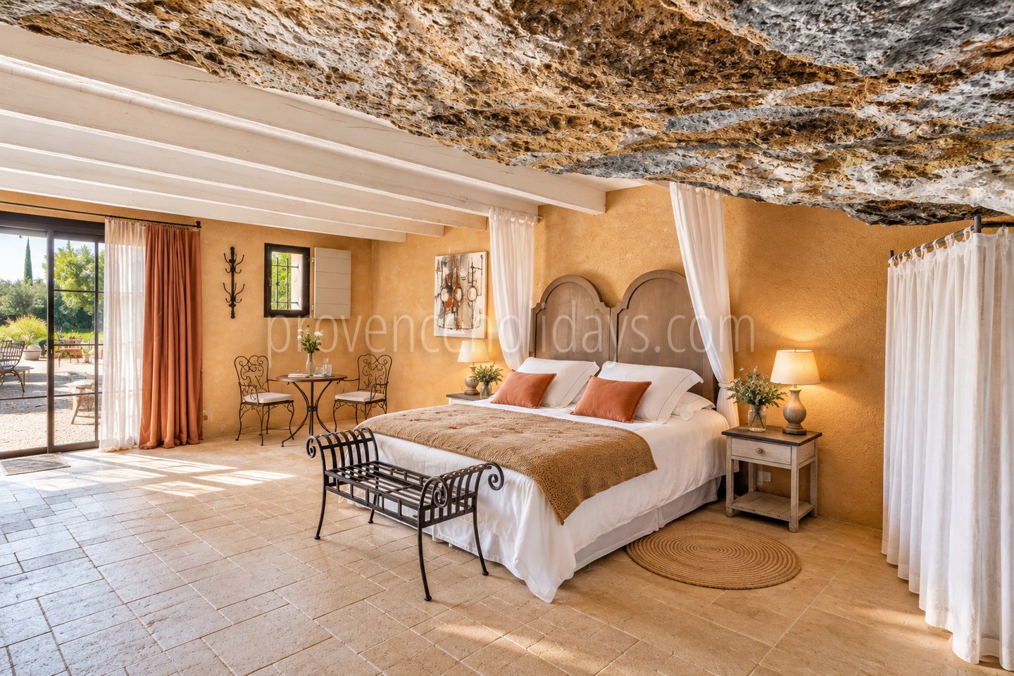 36 - Mas de Beaumes: Villa: Bedroom