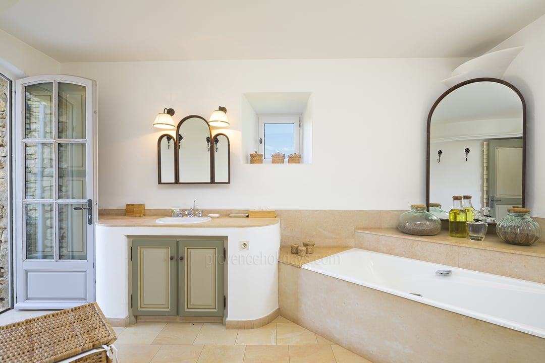 38 - La Roseraie: Villa: Bathroom