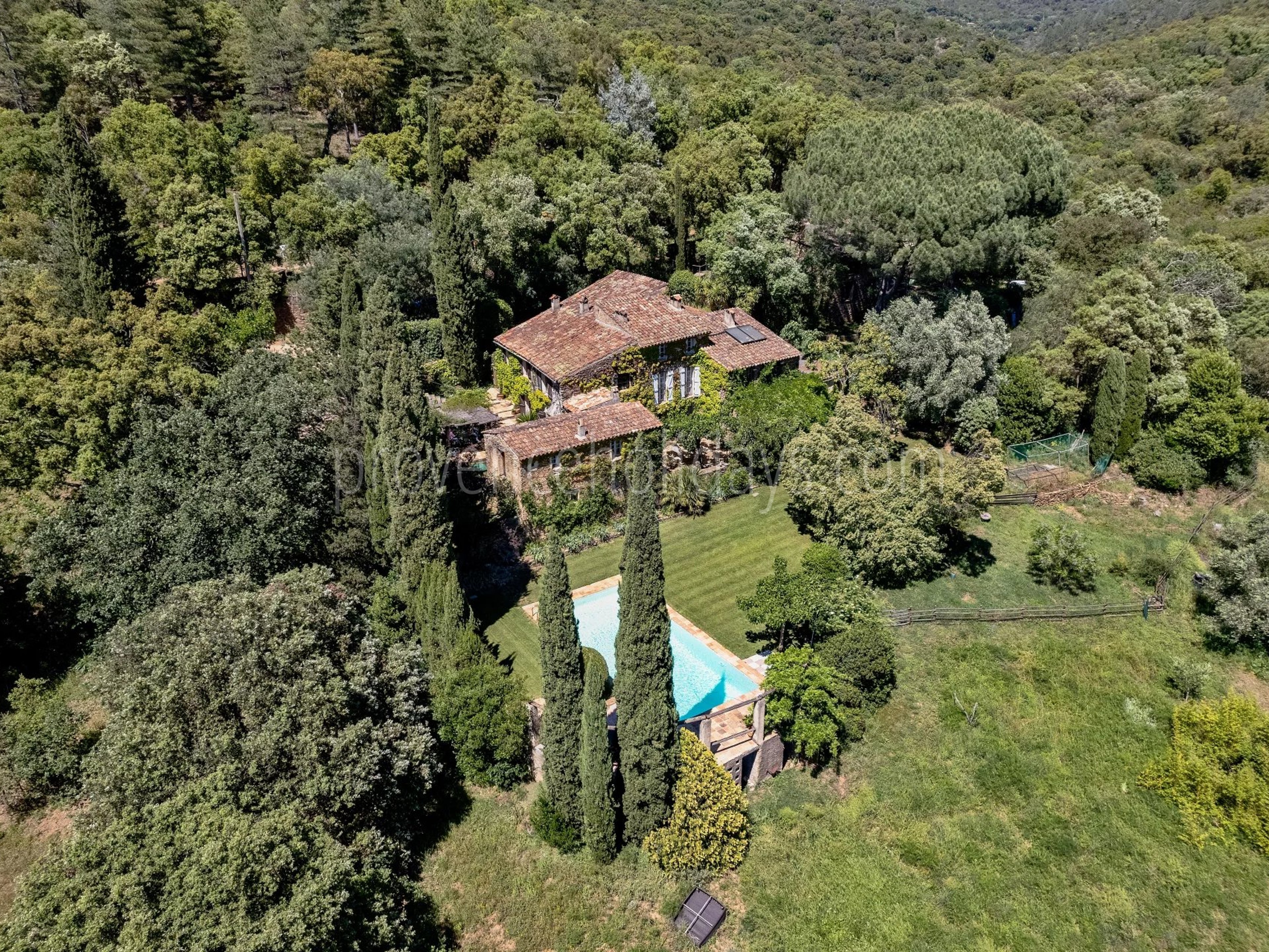 34 - Gehucht in La Garde-Freinet: Villa: Exterior